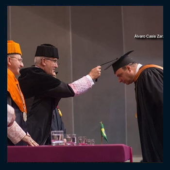 El Rector de la Universidad de Piura cambiando de lado la borla para graduarme. 
